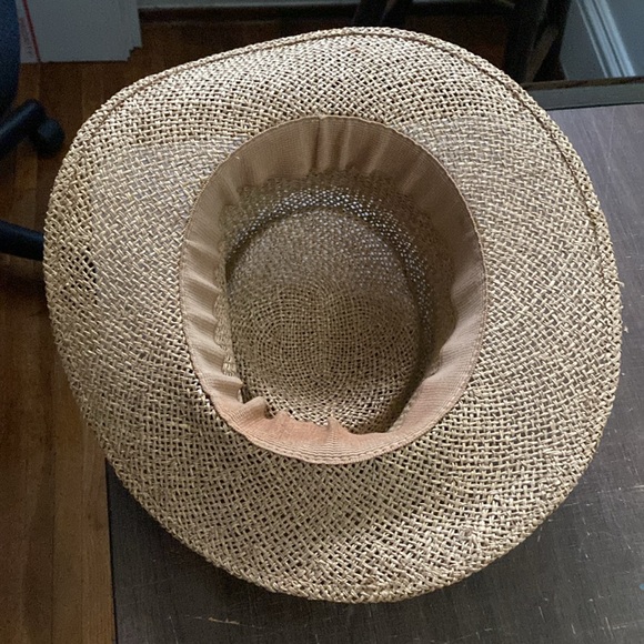 The straw summer hat with red ribbon decor in good condition - Picture 9 of 12
